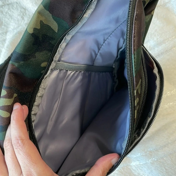 NWOT Camo mini sling crossbody bag with drink and phone carrier - Picture 3 of 8